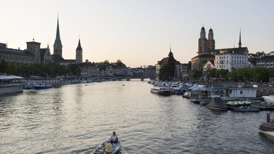 Eine Ansicht der Stadt Zürich von der Limmat aus