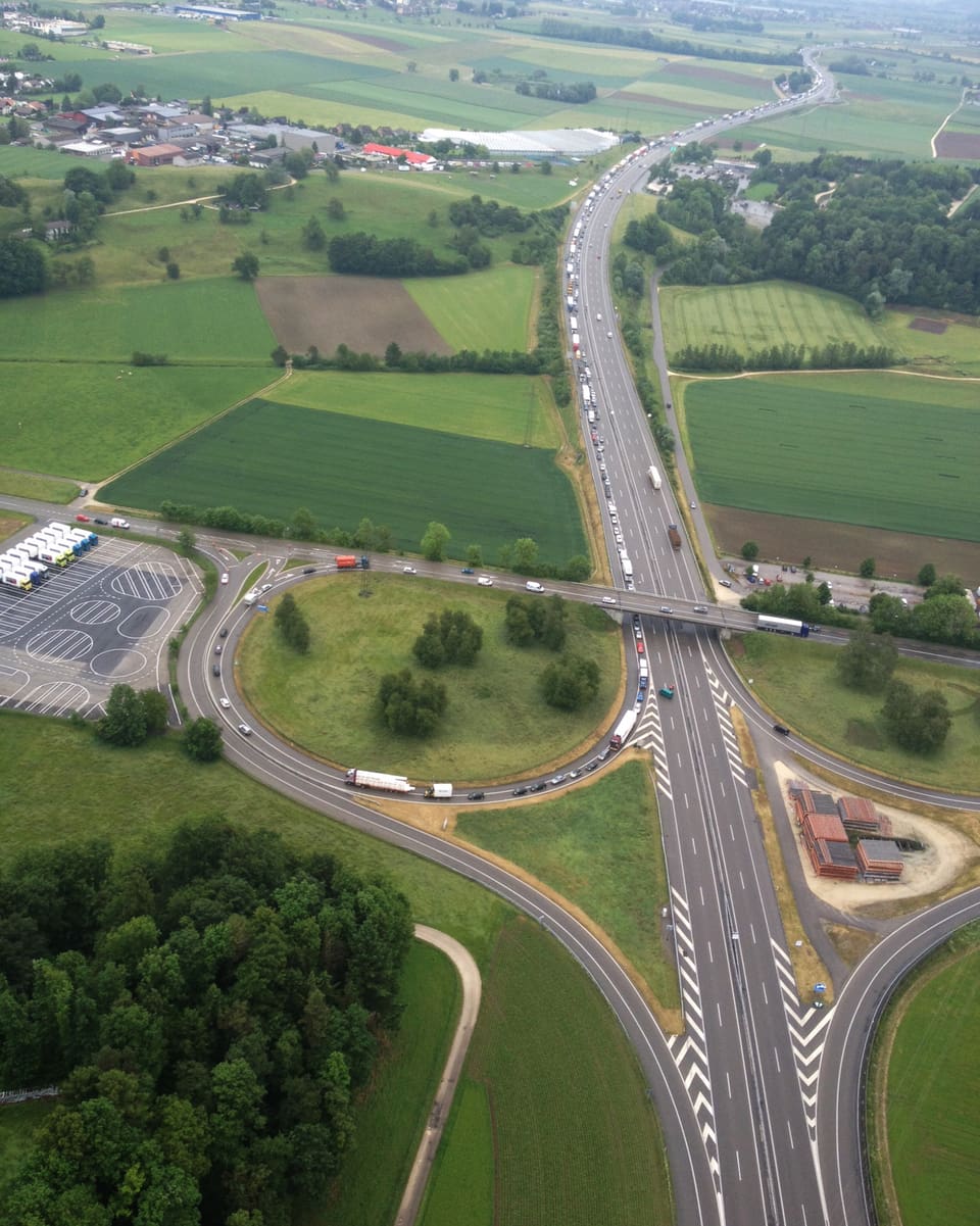 Luftbild mit der Autobahnausfahrt bei Wangen an der Aare.