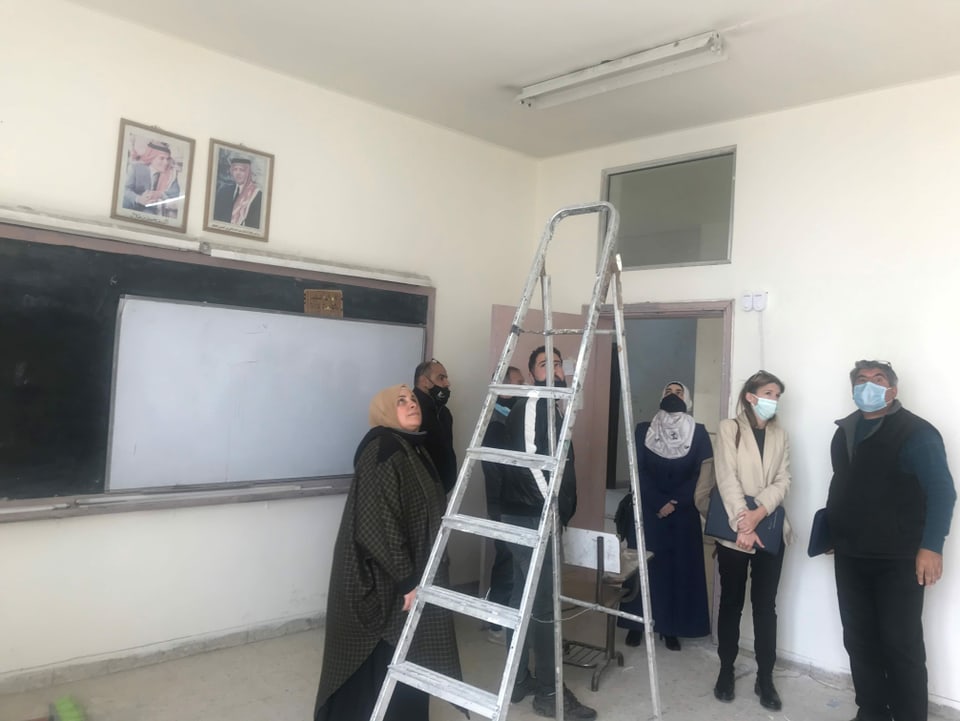 Bauführerin Jill Schmidheiny bespricht mit ihrem technischen Berater, dem Ingenieur Bassam Al-Qaisi (rechts), die Sanierung eines Klassenzimmers an einer Mädchenschule in Russaifah.