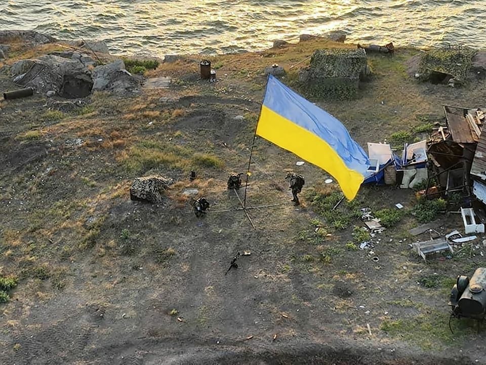 Soldaten hissen ukrainische Fahne.