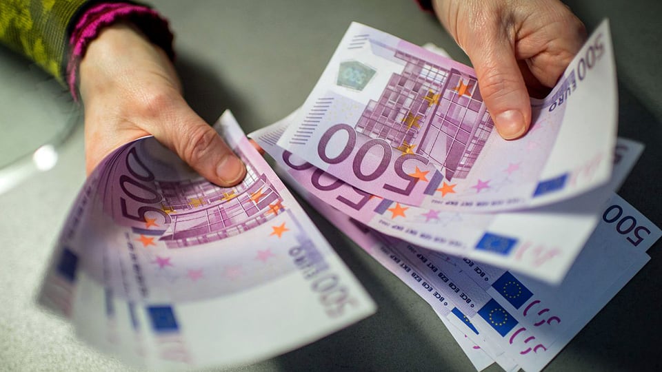 Frau hält 500-Euro-Noten