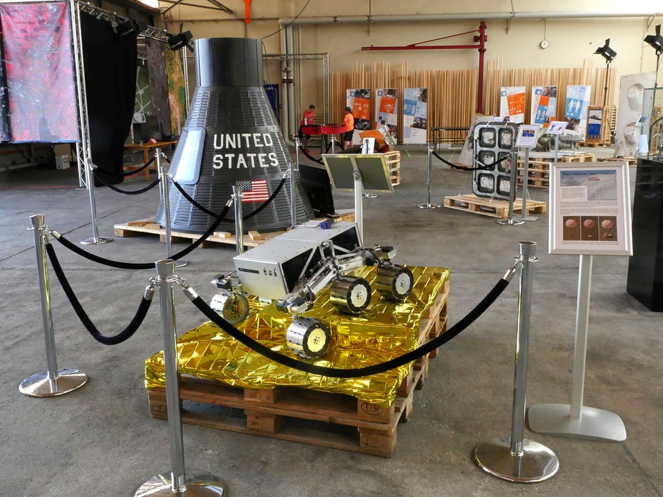 Ein motorisiertes Raumfahrtzeug und ein Teil einer US-Raumfähre im Raumfahrt-Museum des Sommercamps.