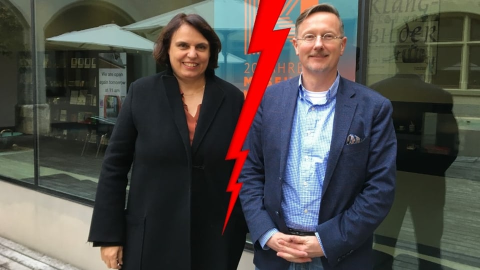 Bildmontage: Regierungspräsidentin Elisabeth Ackermann steht neben dem freigestellten Museumsdirektor Marc Fehlmann, zwischen ihnen ein Blitz.