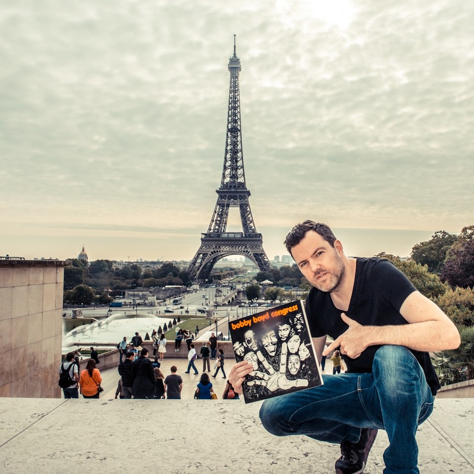 DJ pesa vor dem Eiffelturm mit LP «Bobby Boyd Congress»