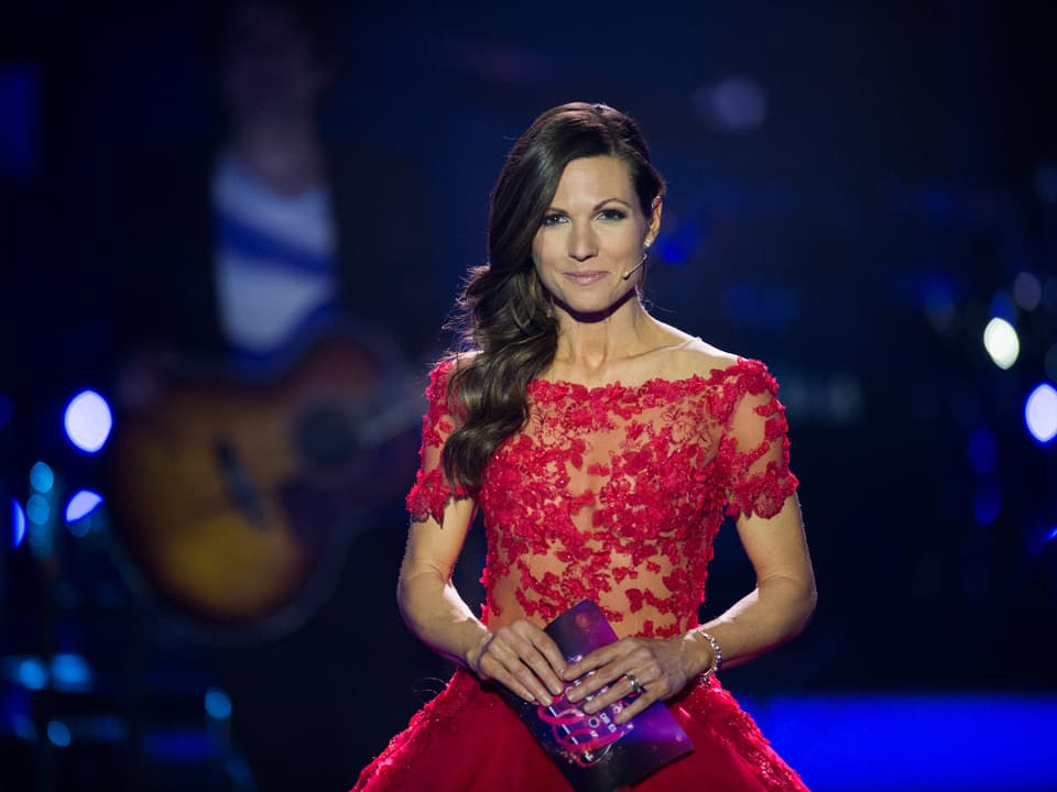 Viola Tami in einem roten Kleid auf der «Ich schänke Dir es Lied» Bühne