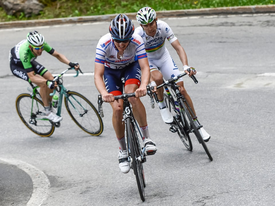 Mathias Frank quält sich an der Tour de Suisse vor Rui Costa den Berg hoch.