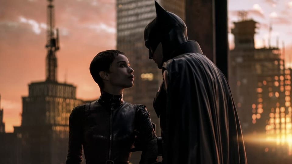 Catwoman (Zoë Kravitz) und Batman (Robert Pattinson) kurz vor dem Kuss.