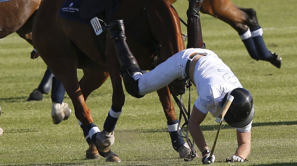 Prinz Harry stürzt vom Pferd.