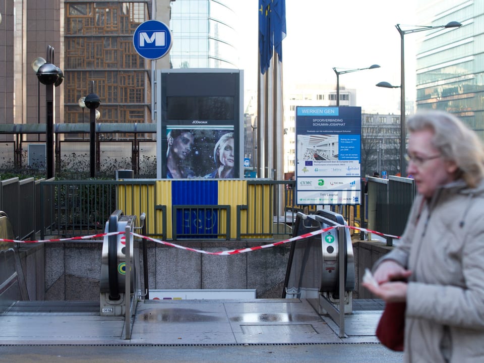 Mit Markierband abgesperrte Rolltreppen zur U-Bahn, rechts im Bild eine Frau