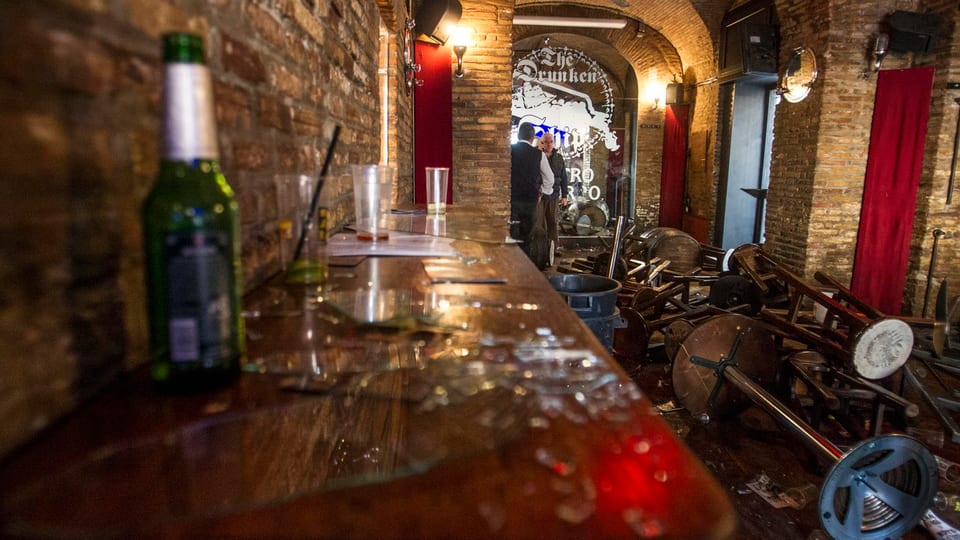 In einer Bar zerstörten die Rotterdammer Hooligans Mobiliar und Geschirr.
