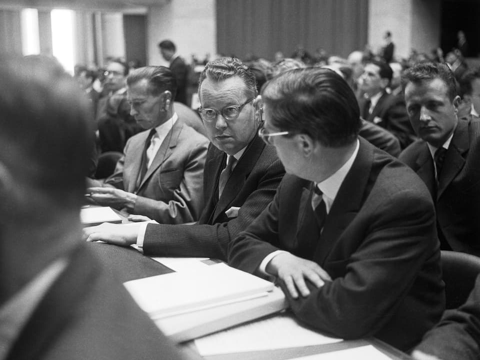Bundesrat Hans Schaffner, Mitte, nimmt am 16. Mai 1963 an der GATT-Konferenz in Genf, teil. (