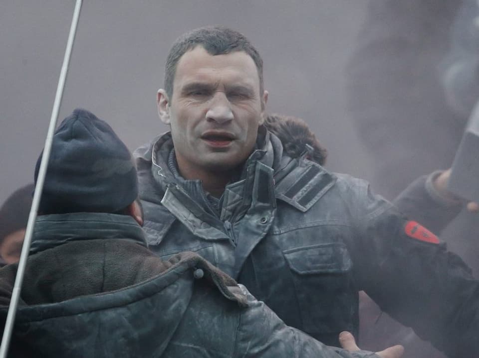  Oppositionsführer Vitali Klitschko wird an einer Kundgebung mit einem Staubfeuerlöscher besprüht.