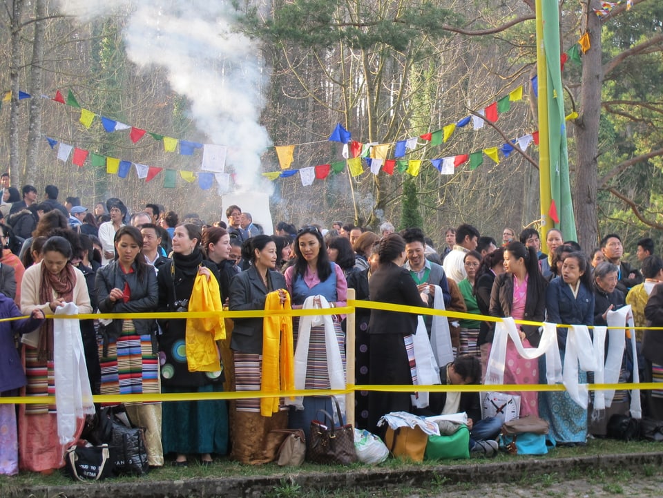 Tibeterinnen und Tibeter warten auf die Ankunft des Dalai Lama in Rikon.