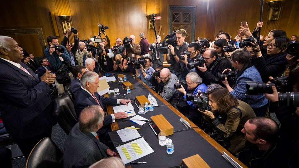 Tillerson umringt von einer Meute Journalisten und Fotografen.