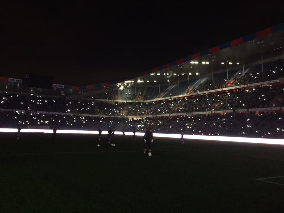 Dunkelheit im Stadion.