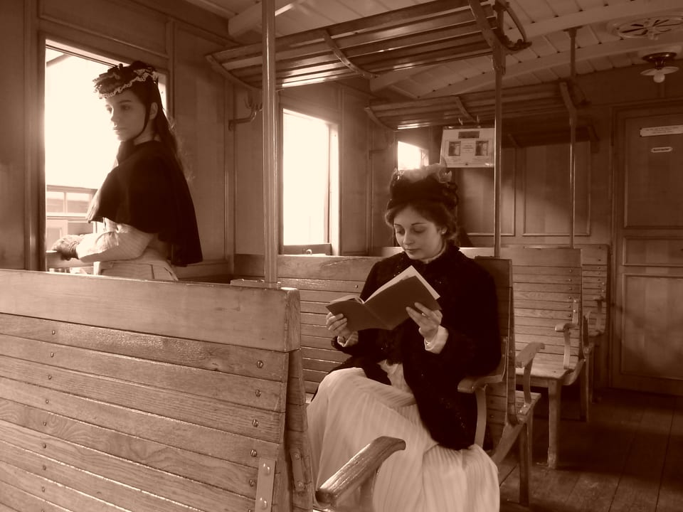 Fabrikantentöchter im Dampfbahn, am lesen und am Fenster stehend