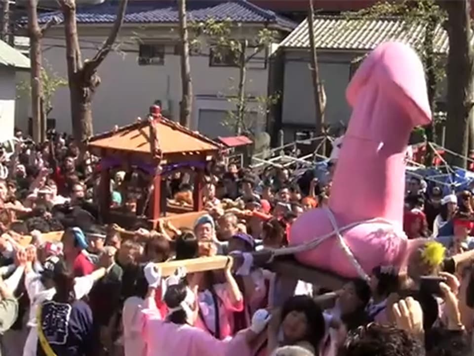 Japaner tragen einen grossen Penis durch die Stadt