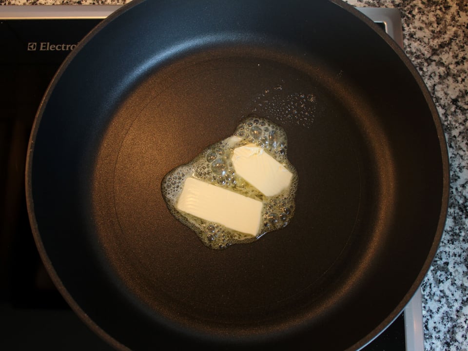 Butter in Bratpfanne.