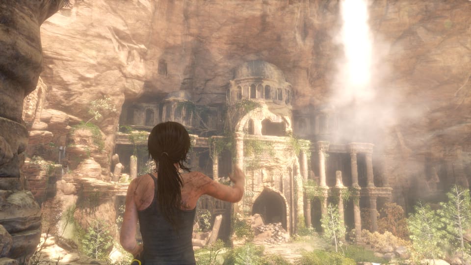 Lara Croft steht vor einer verfallenen Ruine.