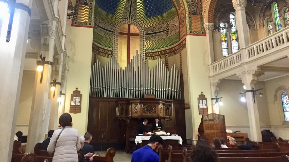 Vorderer Teil des Innenraums mit Orgel und Kanzelaltar.