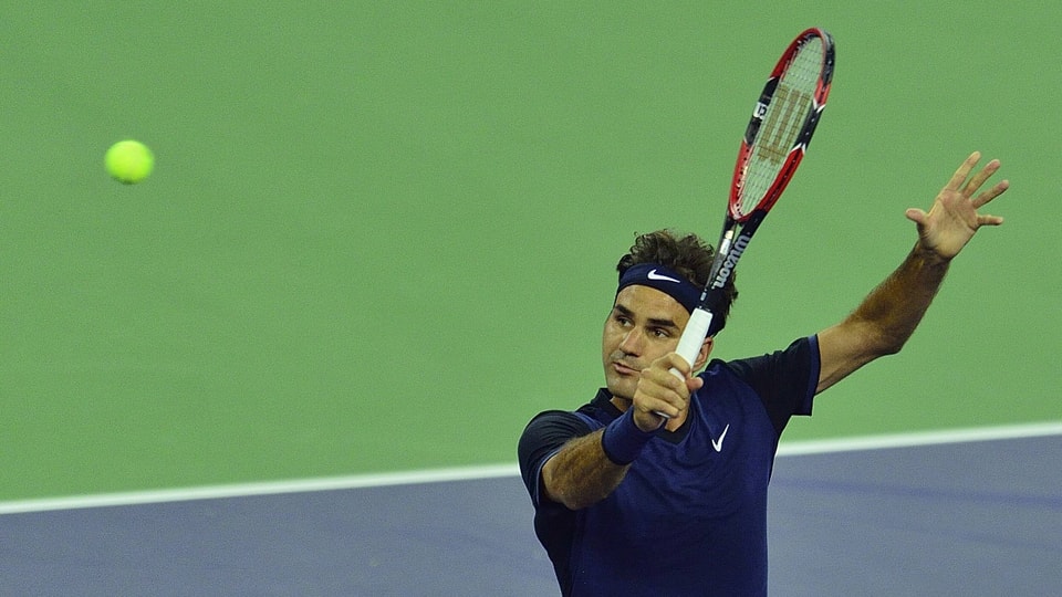 Roger Federer blickt auf den Ball