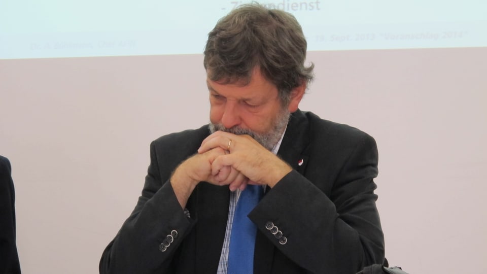 Nachdenklich: Der Solothurner Finanzdirektor Roland Heim blickt besorgt auf das Kantonsbudget 2014.