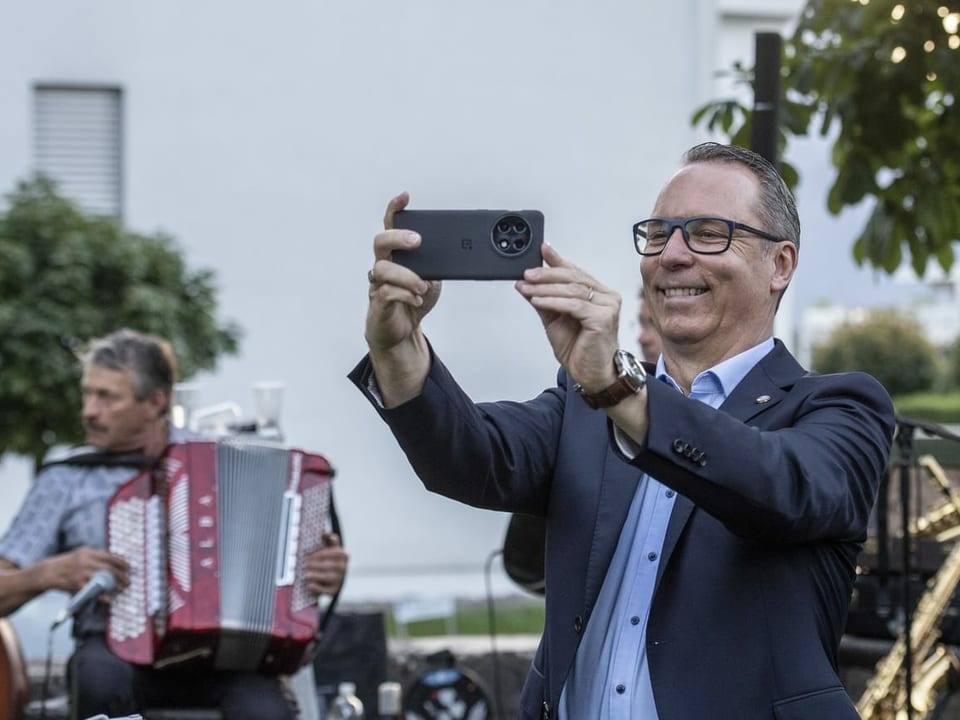 Peter Keller fotografiert etwas mit seinem Handy an der Nominationsversammlung.