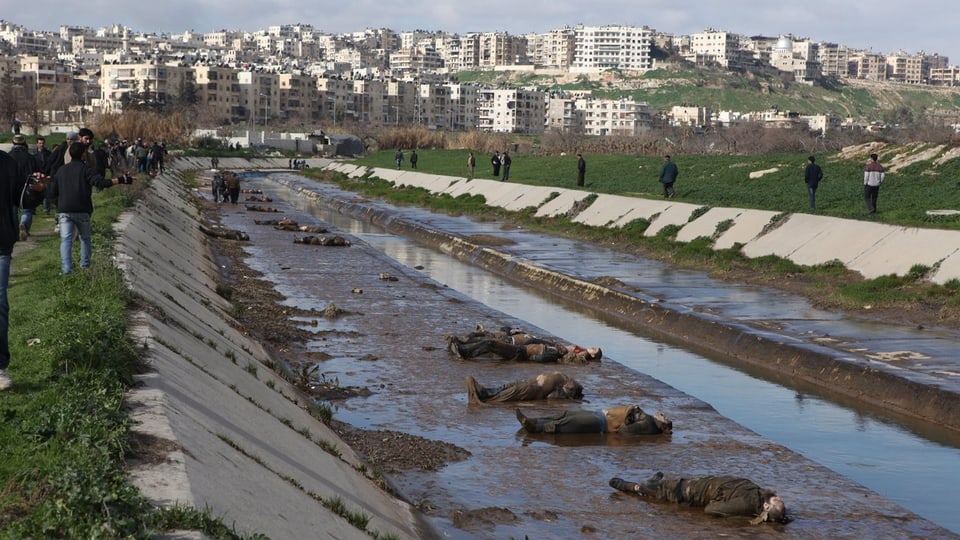 Leichen am Rande eines Kanals in Aleppo. (keystone)