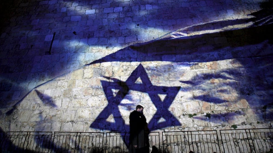 Eine Israel-Flagge wird auf eine Mauer in der Jerusalemer Altstadt projiziert. 