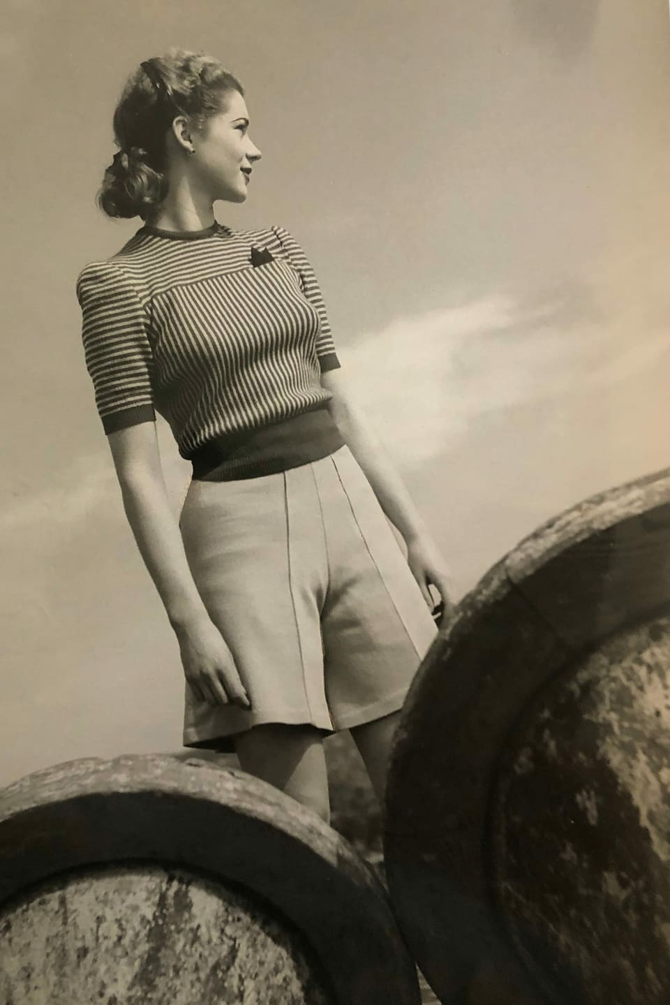 Frau in sportlichem Look mit kurzen Hosen und T-Shirt. 