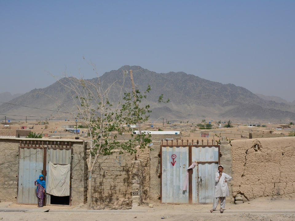 Eine Siedlung von Binnenflüchtlingen am Stadtrand von Kandahar. Weder Wasser noch Strom fliessen hier.