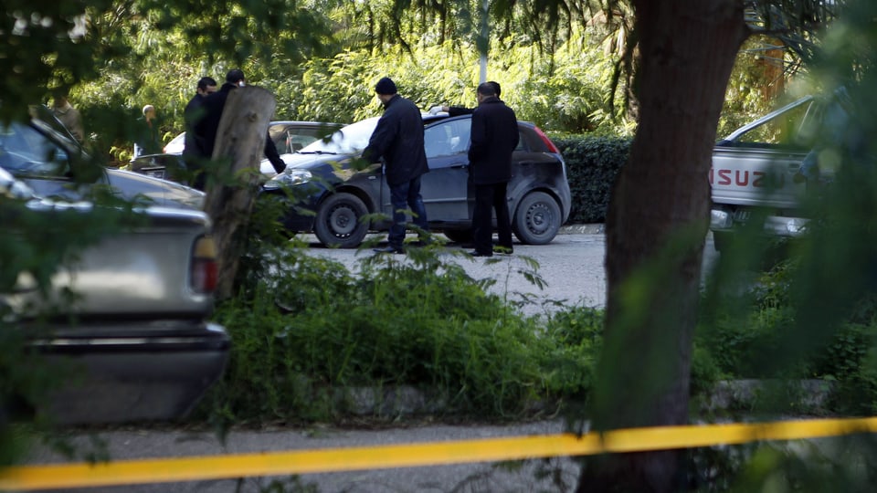 Die Kriminalpolizei in Tunis untersucht das Auto des erschossenen Chokri Belaïd. (reuters)