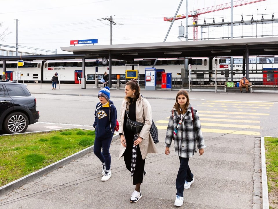 Angela, Jana und Lino sind am Bahnhof Weinfelden angekommen.