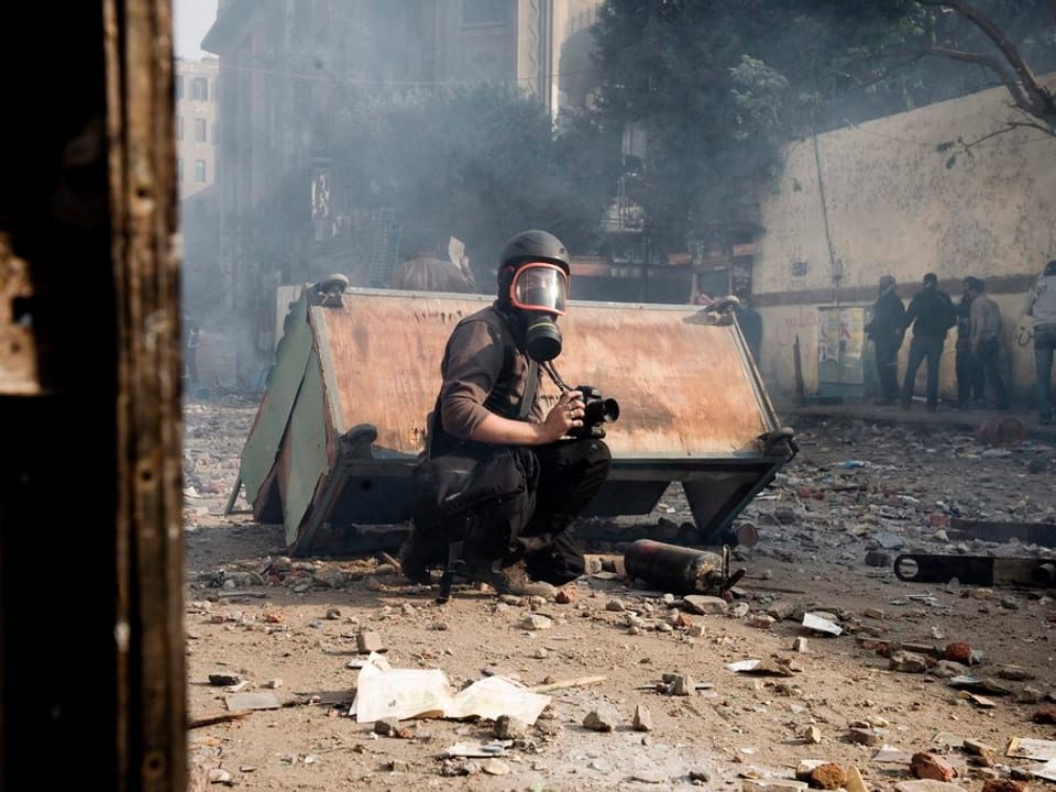 Rémi Ochlik mit Gasmaske in einem Strassengefecht in Kairo.