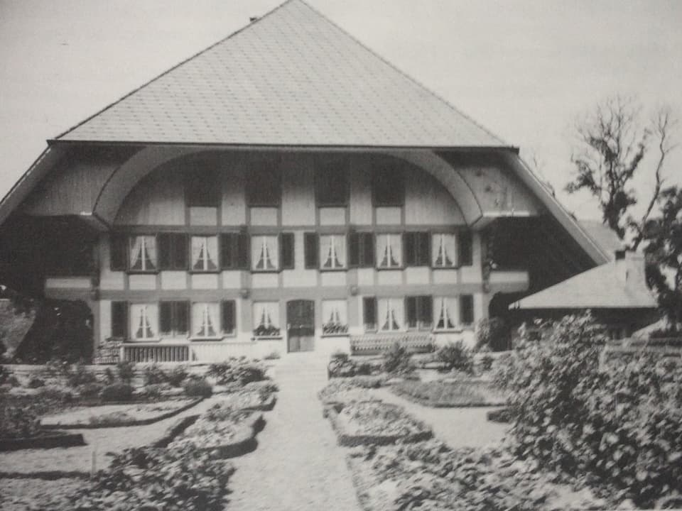Imposantes Bauernhaus im Berner Stil.