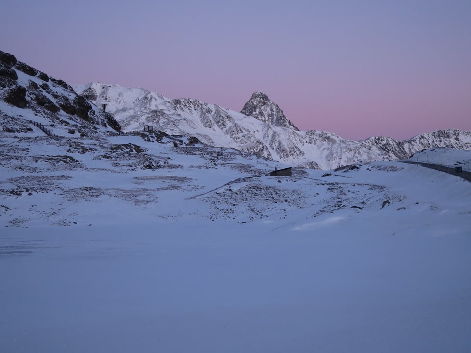 Weisse Berge, rosa Himmel: Das ist die Abendstimmung. 