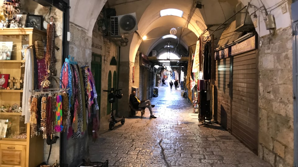 Praktisch leere Gasse mit Läden in Ostjerusalem.