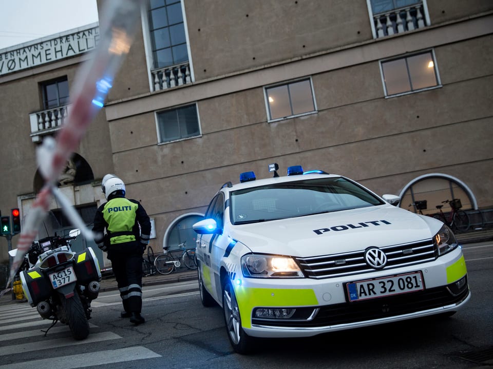 Ein Polizeifahrzeug steht vor der Synagoge.