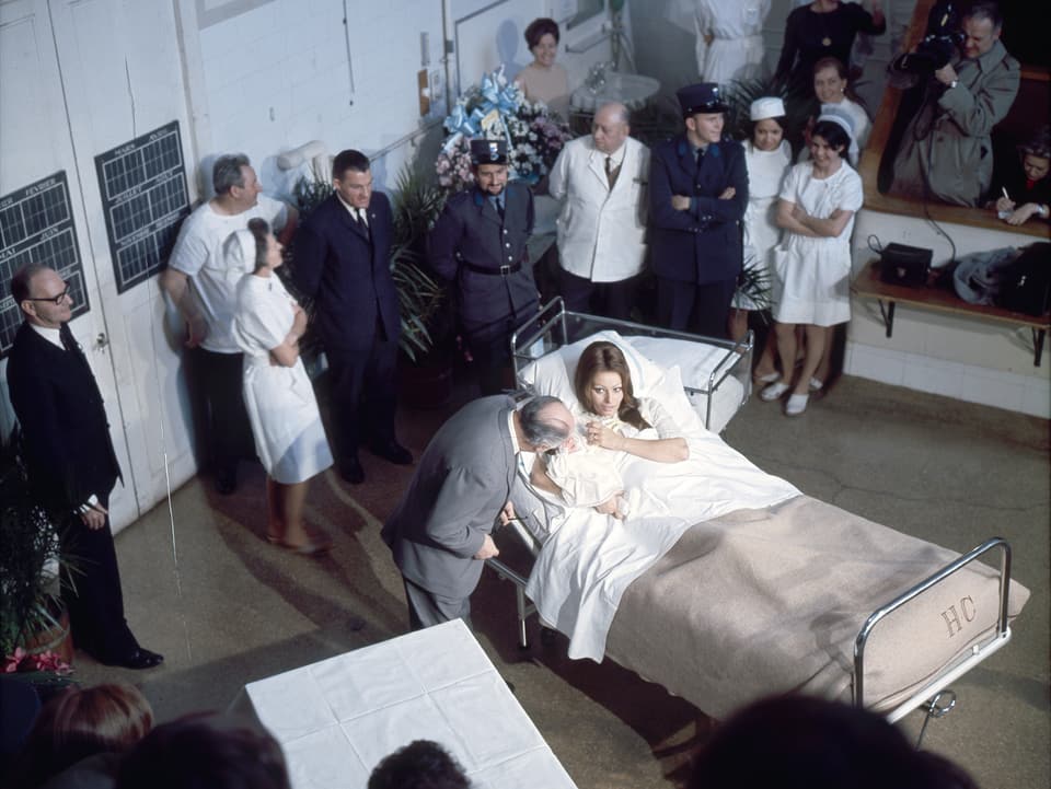 Sophia Loren mit neugeborenem Sohn Carlo und Ehemann Carlo Ponti im Genfer Spital 1969.
