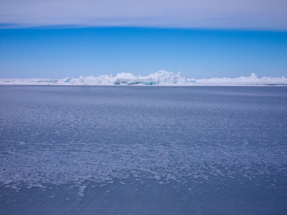 Ein leicht zugefrorener Teil des Arktischen Ozeans.