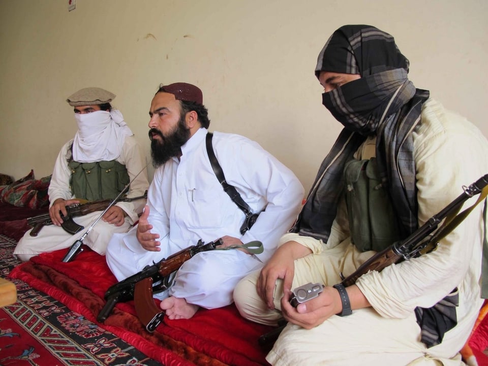 Talibanchef Waliur Rehman (Mitte) spricht am 29. Juli 2011 mit Journalisten. Er ist bereit, die Schweizer gegen eine pakistanische Inhaftierte in den USA einzutauschen. 