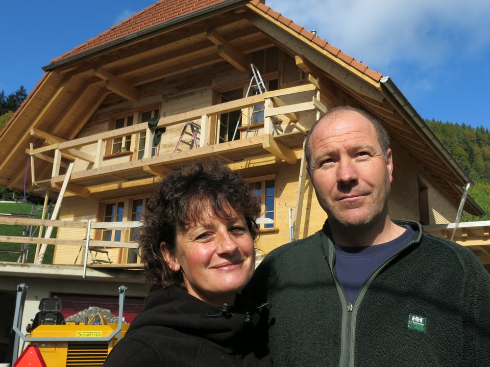Berta und Fritz Salzmann vor ihrem Haus, das sich noch im Bau befindet.
