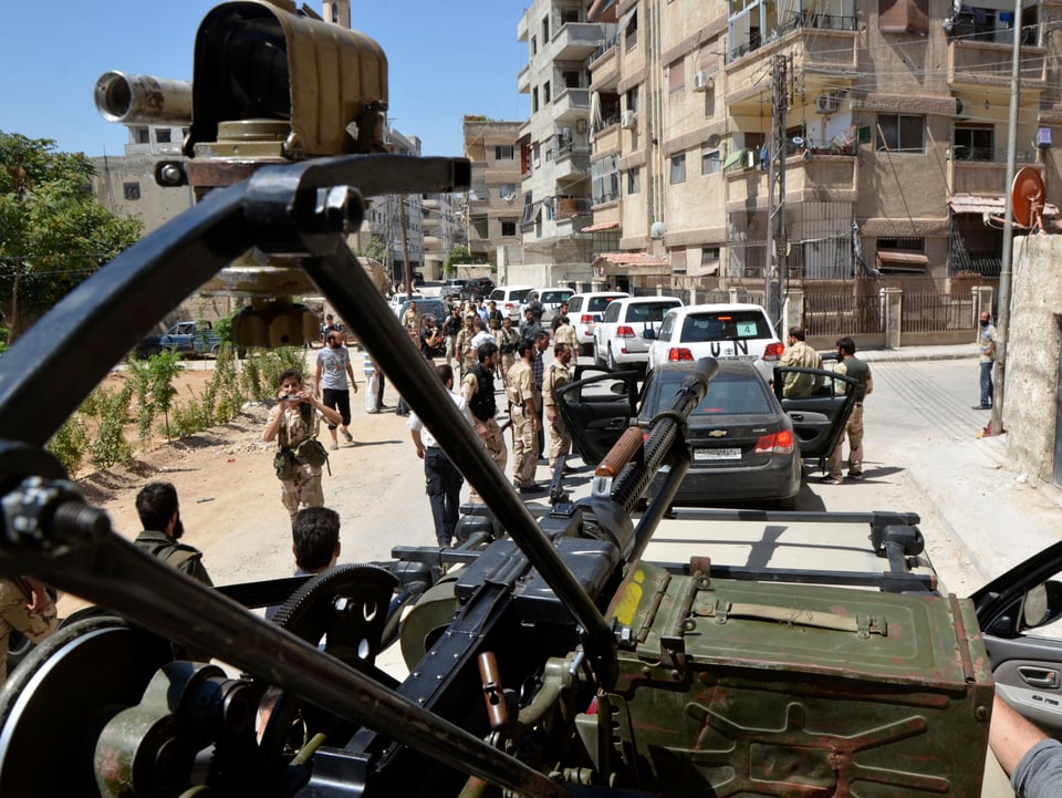 UNO-Inspektoren werden von Kämpfern der Freien Syrieschen Armee durch Damaskus eskortiert. (reuters)