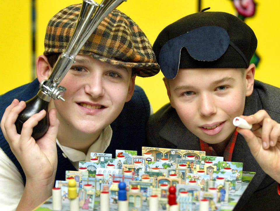 Zwei Jungs als Detektive verkleidet hinter dem Spiel «Emil und die Detektive»