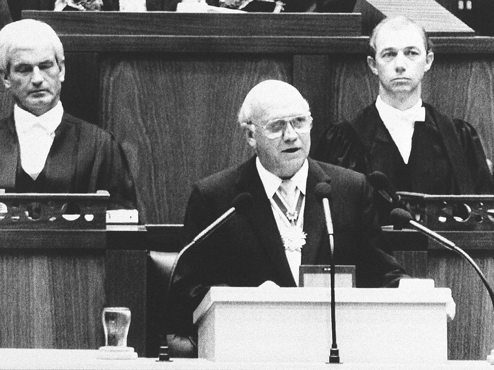 Frederik Willem de Klerk bei deiner Rede, sie alles änderte, im Parlament in Pretoria (schwarz-weiss).