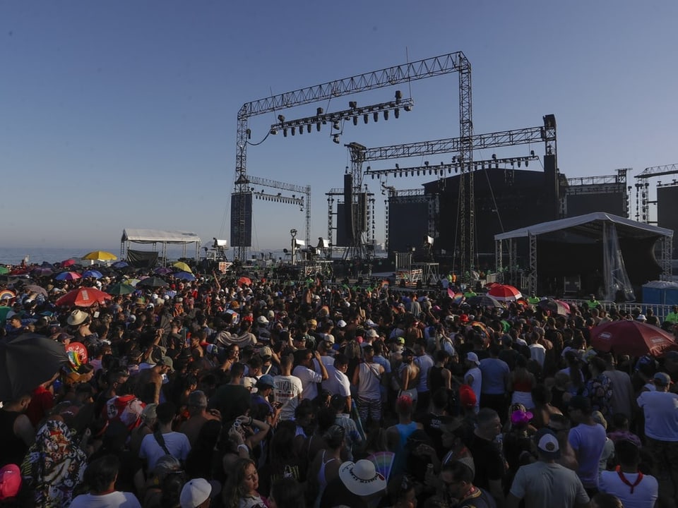 Menschenmenge bei einem Open-Air-Musikfestival