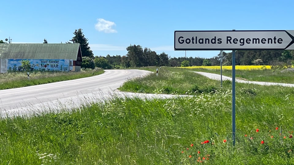 Ein Wegweiser für den Militärstützpunkt auf der Insel Gotland, gleich neben dem Ecovillage.