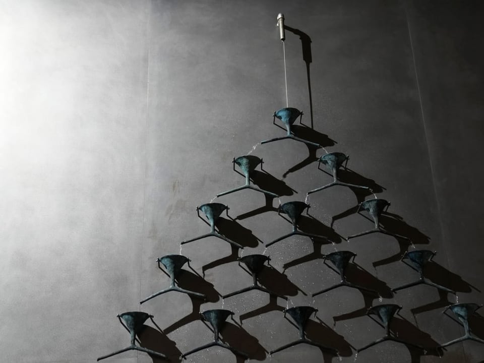 Eine Kunstinstallation aus dutzenden Trichtern, die Pyramidenförmig aufgehängt sind.