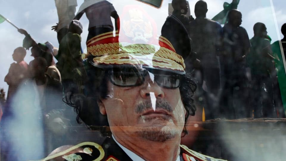 Gadaffi auf einem Transparent von Demonstranten. 