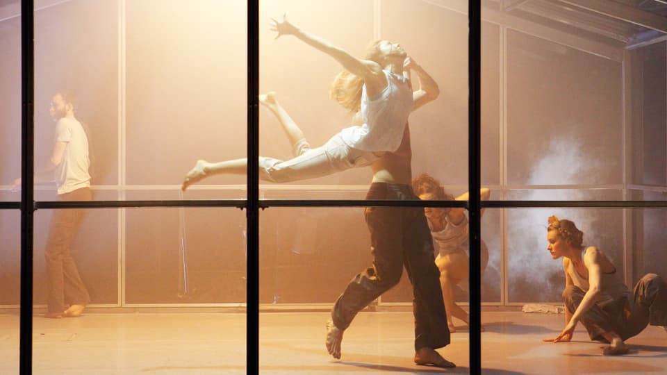 Tänzer in einem Glashaus.